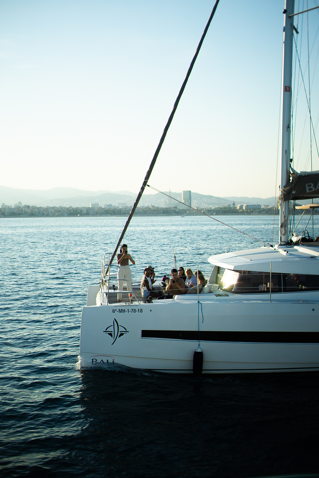 Catamarán en el mar